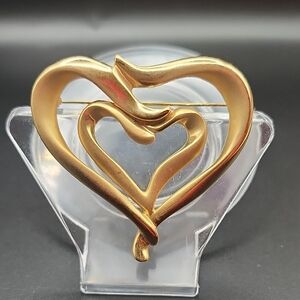 Vintage Danecraft Double Heart Gold Tone Open Work Metal Brooch Signed.💓💓💓💓